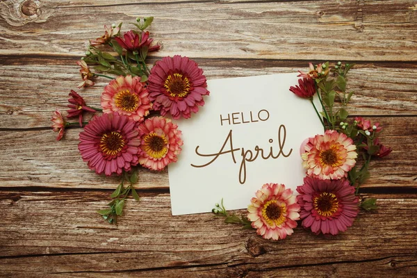 Olá Abril Tipografia Texto Com Flores Fundo Madeira — Fotografia de Stock