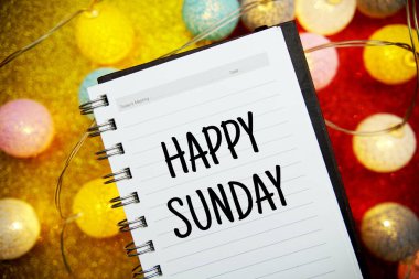 Mutlu Pazar metni maketleri ve sarı ve kırmızı bokeh arkaplan üzerine LED pamuk topları dekorasyonu