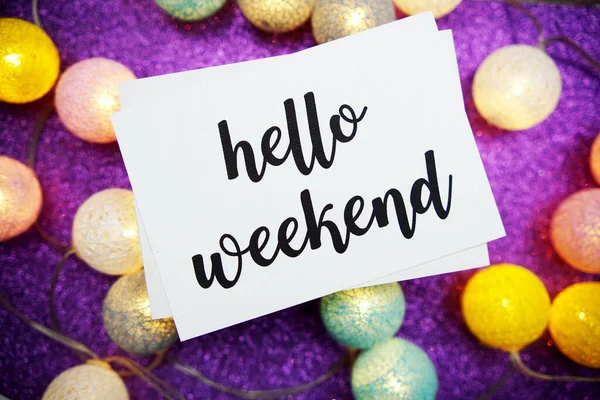 Hello Weekend Text Papper Kort Ovanifrån Lila Bokeh Bakgrund — Stockfoto