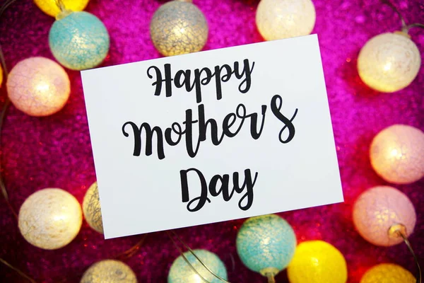 母亲节快乐 纸卡片上的文字 用Led棉球装饰粉红的背景 — 图库照片