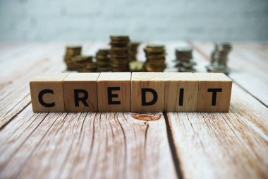 Tahta zemin üzerinde alfabe harfi ve sikkeleri kredi