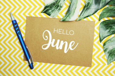 Merhaba Haziran tipografisi Monstera yapraklı kağıt kart üzerine metin