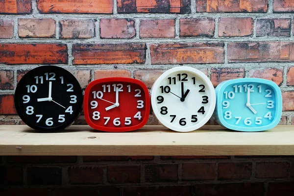 Relojes Con Zona Horaria Diferentes Países Estantes Madera Fondo Pared —  Fotos de Stock