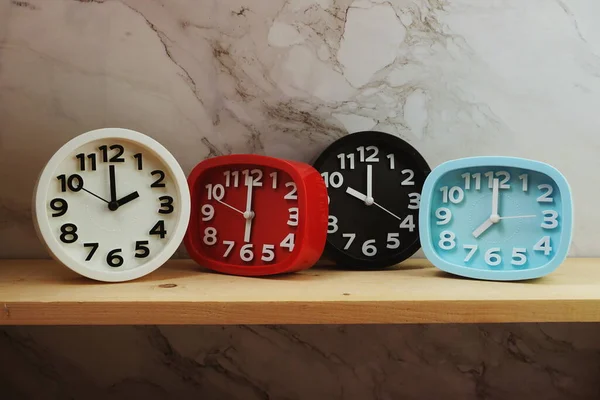 Relógios Com Fuso Horário Diferentes Países Prateleiras Madeira Fundo Mármore — Fotografia de Stock