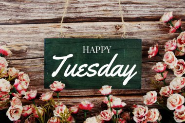 Ahşap arka planda pembe çiçek buketi olan mutlu Salı tipografi metinleri