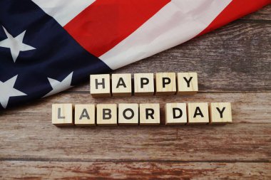 Ahşap zemin üzerinde ABD bayrağı olan İşçi Bayramı alfabesi harfleriniz kutlu olsun.