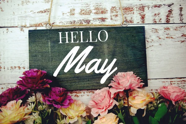 こんにちは5月タイポグラフィのテキスト装飾花で木製の背景 — ストック写真