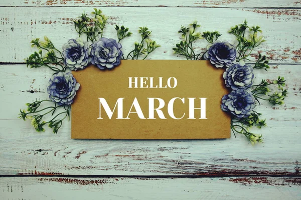 こんにちは3月タイポグラフィのテキスト装飾花で木製の背景 — ストック写真