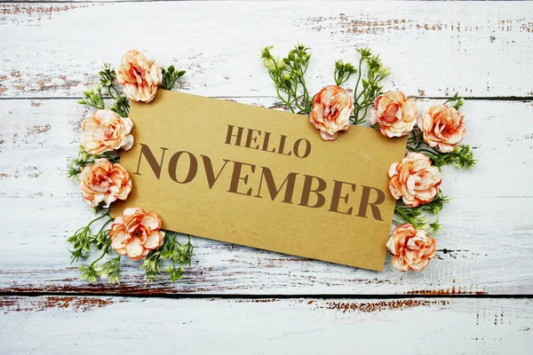 Γεια Σας Νοέμβριος Τυπογραφία Κείμενο Διακοσμούν Λουλούδι Ξύλινο Φόντο — Φωτογραφία Αρχείου