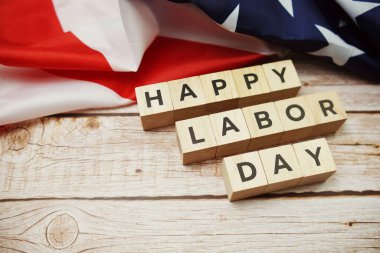 Mutlu İşçi Bayramı alfabesi ve ahşap arka planda Amerikan bayrağı