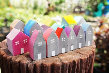Renkli Minyatür evler Köy ve Gayrimenkul kavramı