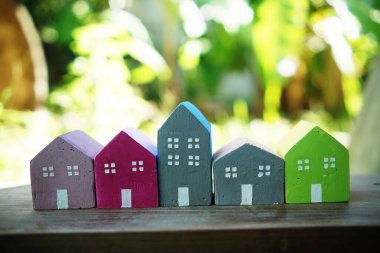 Renkli Minyatür evler Köy ve Gayrimenkul kavramı