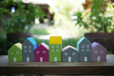 Renkli Minyatür evler Köy ve Gayrimenkul kavramı