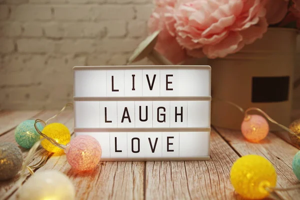 Live Laugh Love Texto Lightbox Sobre Fondo Madera —  Fotos de Stock