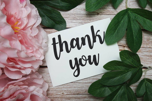 Типография "Спасибо" с цветами на деревянном фоне