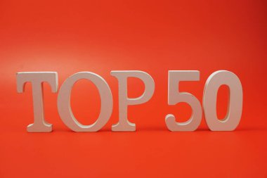 Kırmızı arkaplanda en iyi 50 kelime alfabe harfi