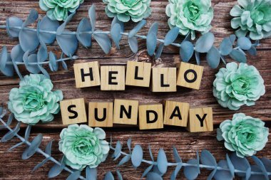 Merhaba Pazar alfabesi harfi ve çiçek ahşap arka planda süslenir.