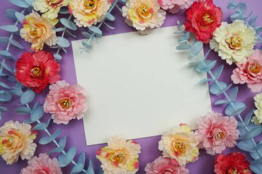 Bahar Çiçekleri ve davetiye kartı ile modelleme