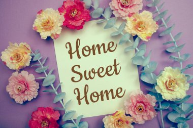 Home Sweet Home tipografi metin ve çiçek mor arkaplan üzerine dekore
