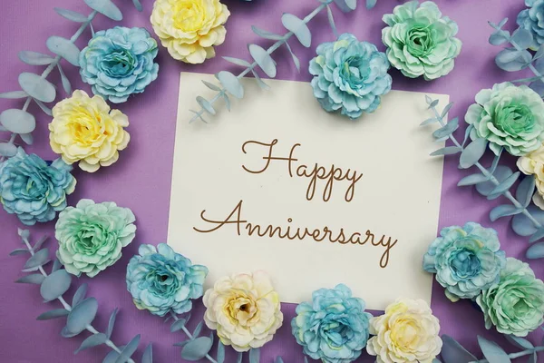 Happy Anniversary Typografie Text Und Blume Schmücken Auf Lila Hintergrund — Stockfoto