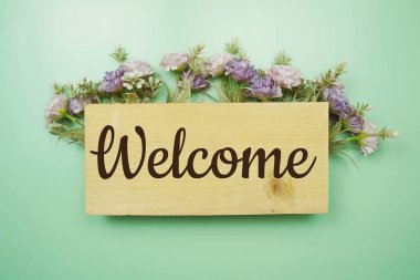 Hoş geldiniz Yeşil arkaplanda çiçek çerçeveli imza dekoru