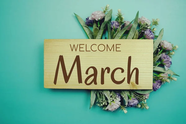 Willkommenstext März Auf Holztafel Mit Blumenrahmen Auf Blauem Hintergrund — Stockfoto