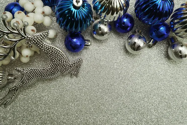 Blaue Weihnachtskugeln Und Silberelch Weihnachtsschmuck Mit Leerzeichen Auf Silbernem Glitzerhintergrund — Stockfoto