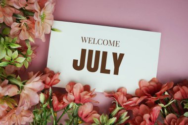 Pembe arkaplanda çiçek çerçeveli Temmuz tipografi metnine hoş geldiniz