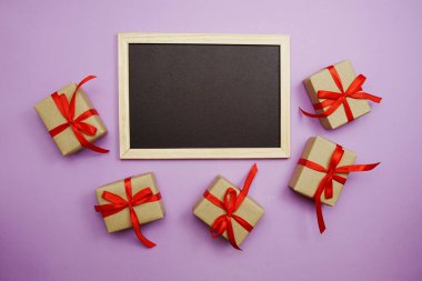 Mor zemin üzerinde hediye kutusu olan boş tahta