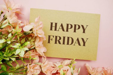 Mutlu Cuma tipografisi pembe arkaplanlı çiçekler