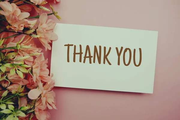 Danke Typografie Text Mit Blumen Auf Rosa Hintergrund — Stockfoto