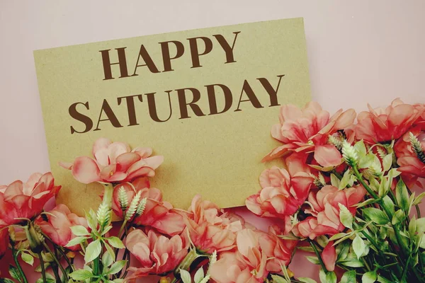 Happy Saturday Typografia Tekst Kwiatami Różowym Tle — Zdjęcie stockowe