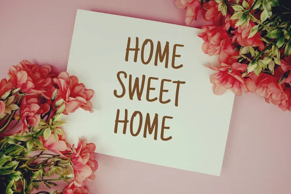 Home Sweet Home Tipografia Testo Con Fiori Sfondo Rosa — Foto Stock