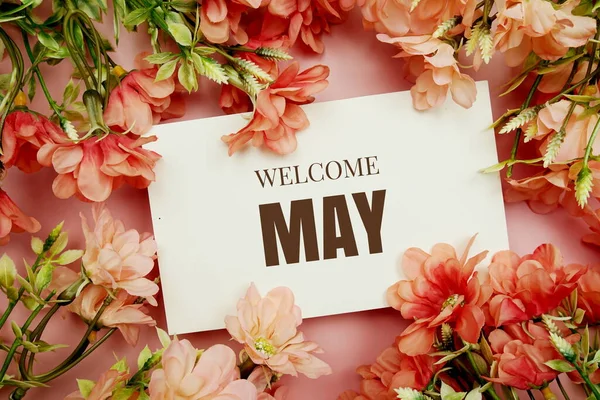 ようこそピンクの背景に花のフレームと5月タイポグラフィのテキスト — ストック写真