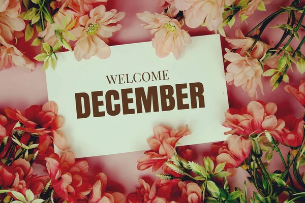 Welkom December Typografie Tekst Met Bloemen Frame Roze Achtergrond — Stockfoto