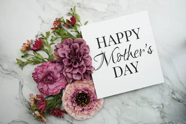 Feliz Día Madre Con Ramo Flores Rosa Sobre Fondo Mármol — Foto de Stock