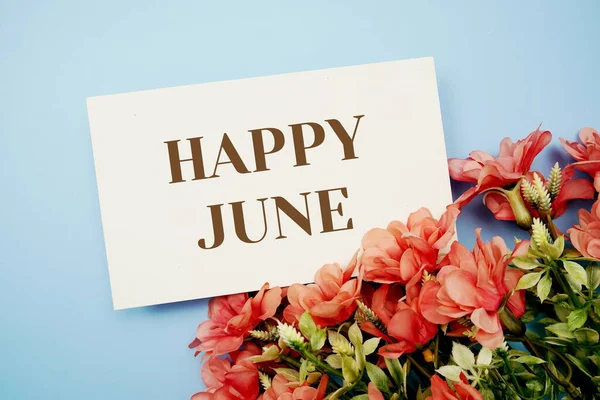 青い背景に花のフレームを持つ幸せな6月のテキスト — ストック写真