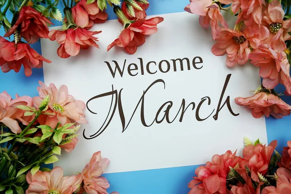 Welcome March Text Mit Rosa Blume Rahmen Auf Blauem Hintergrund — Stockfoto