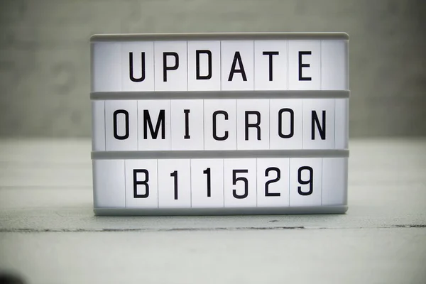 Actualizar Omicron B11529 Letra Del Alfabeto Lightbox Sobre Fondo Madera — Foto de Stock