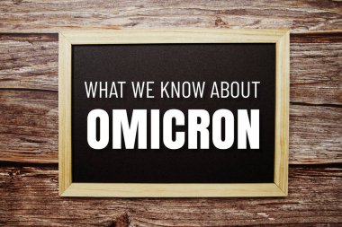 Tahta düz arkaplanda Omicrontext yatıyordu