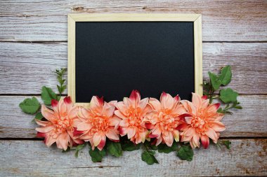 Ahşap arkaplanda çiçek desenli boş tahta
