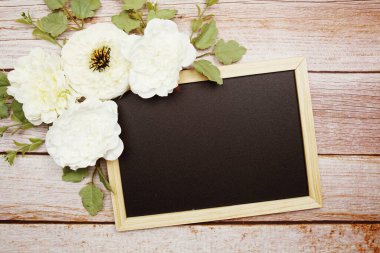 Ahşap arkaplanda çiçek desenli boş tahta