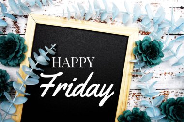 Karatahta arka planında Mutlu Cuma yazı ve çiçek karalamaları