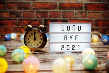 Çalar saat ve LED pamuk topları dekorasyonuyla 2021 yılına elveda.
