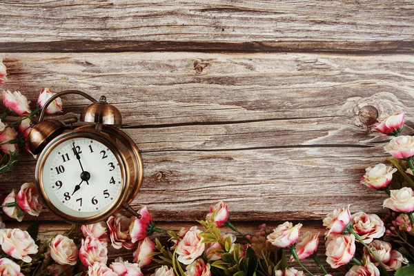 Wecker Mit Rosa Rosen Blumen Rand Rahmen Auf Holz Hintergrund — Stockfoto