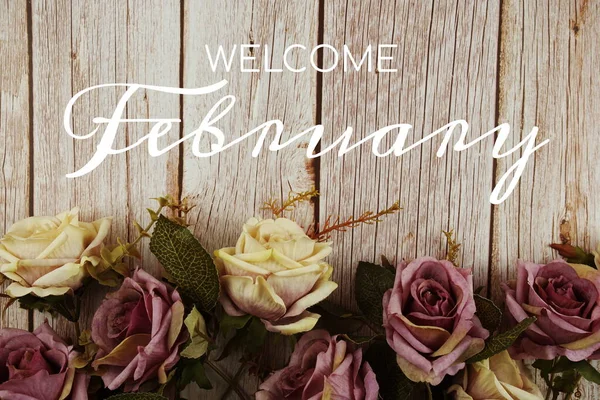 Bienvenue Février Typographie Texte Avec Bouquet Fleurs Roses Sur Fond — Photo