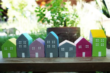 Renkli Minyatür evler Köy ve Gayrimenkul kavramı