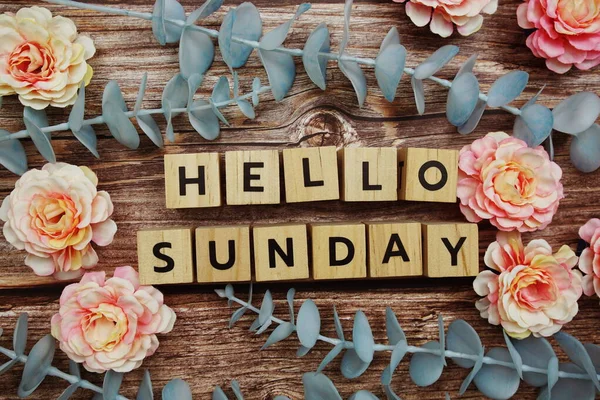 Merhaba Pazar alfabesi harfi ve çiçek ahşap arka planda süslenir.