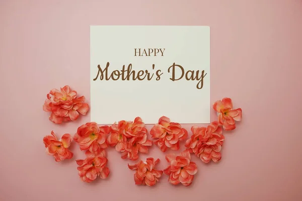 母亲节快乐 卡片上有粉色背景花朵的打字文字 — 图库照片