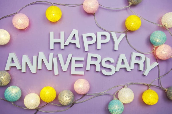 Happy Anniversary Alfabet Letters Met Led Cotton Ball Decoratie Paarse — Stockfoto